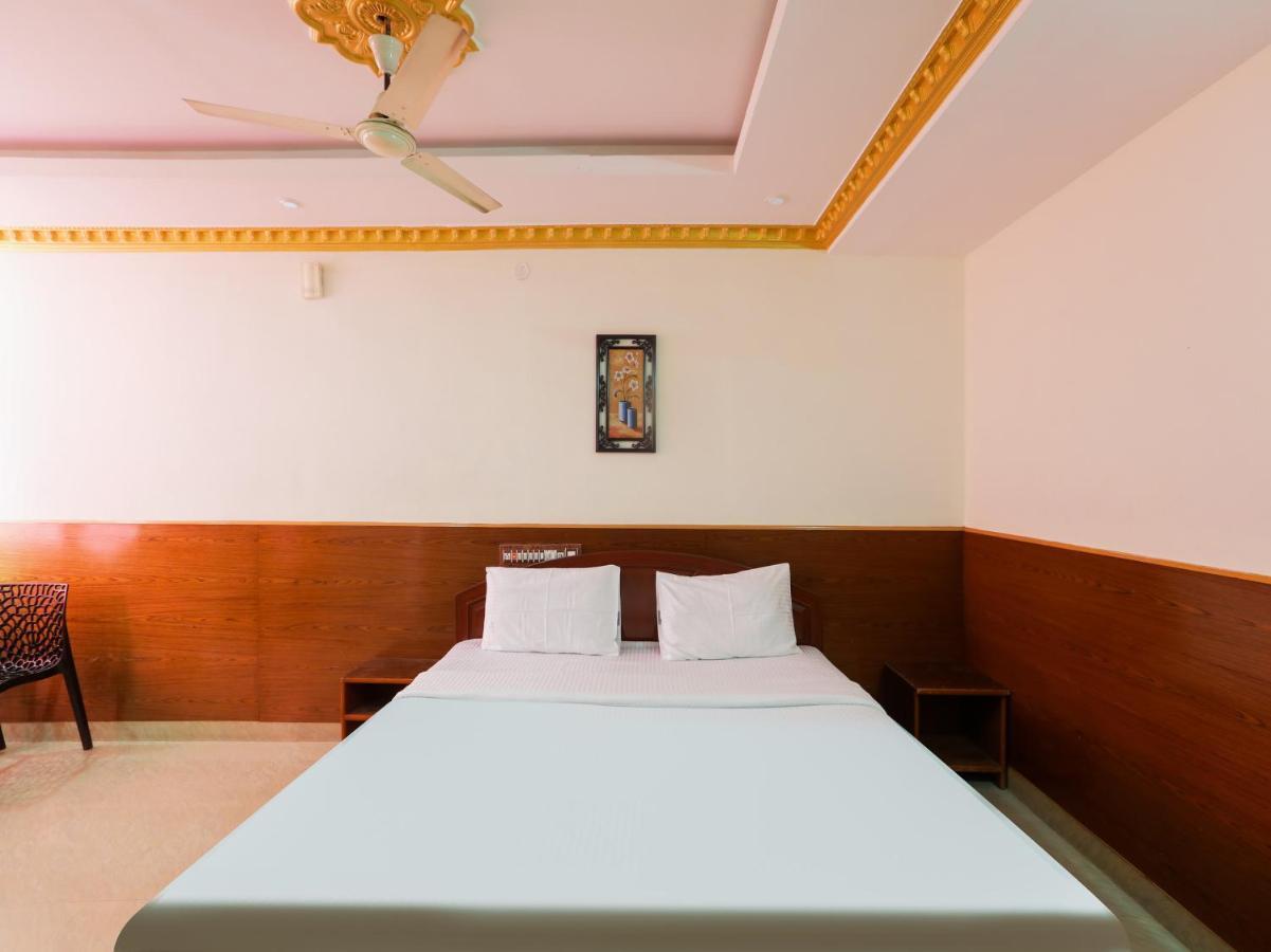 Capital O 84002 Hotel Top In Town President Kushālnagar Exteriör bild