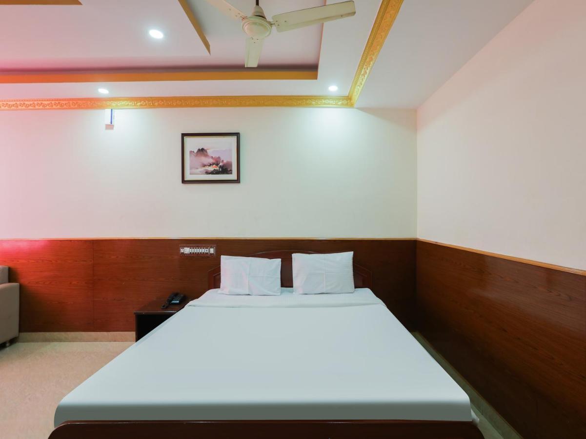 Capital O 84002 Hotel Top In Town President Kushālnagar Exteriör bild